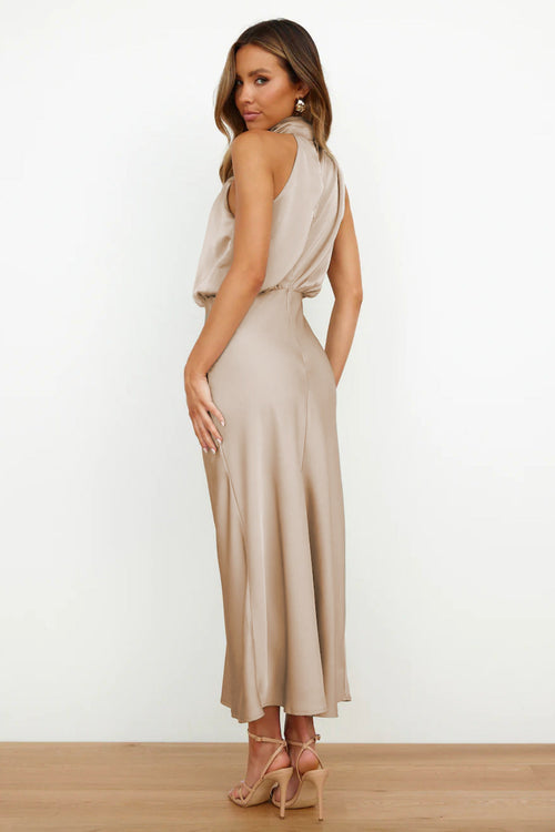 Alessia - Robe dos nu