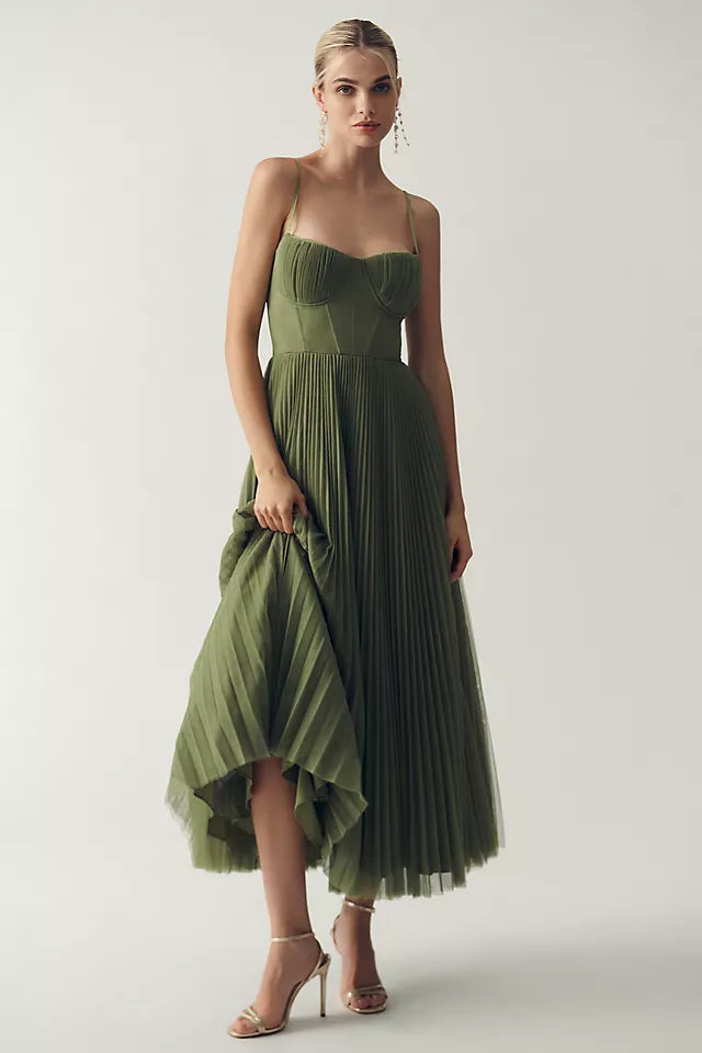 Claire – Robe plissée en tulle avec drapé asymétrique